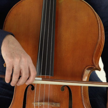 Beim Saitenwechsel am Cello brauchst Du die richtige Perspektive um die Stellung des Bogens zu beurteilen