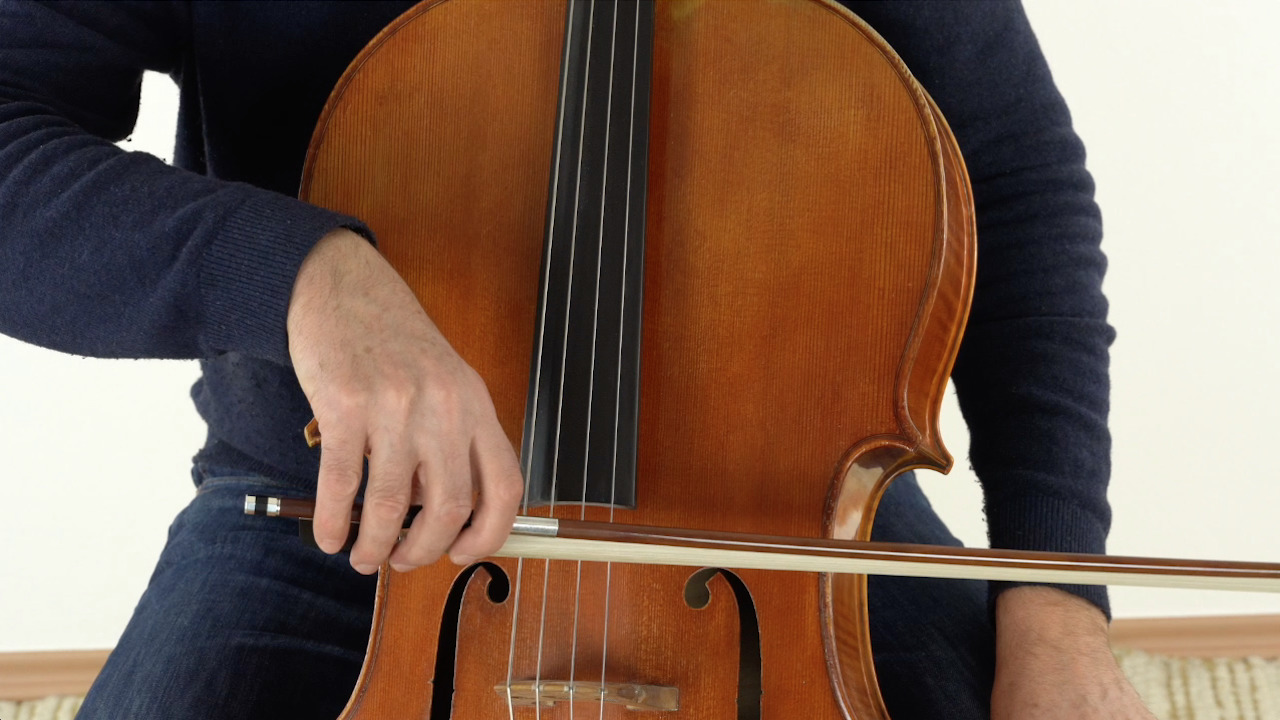 Beim Saitenwechsel am Cello brauchst Du die richtige Perspektive um die Stellung des Bogens zu beurteilen