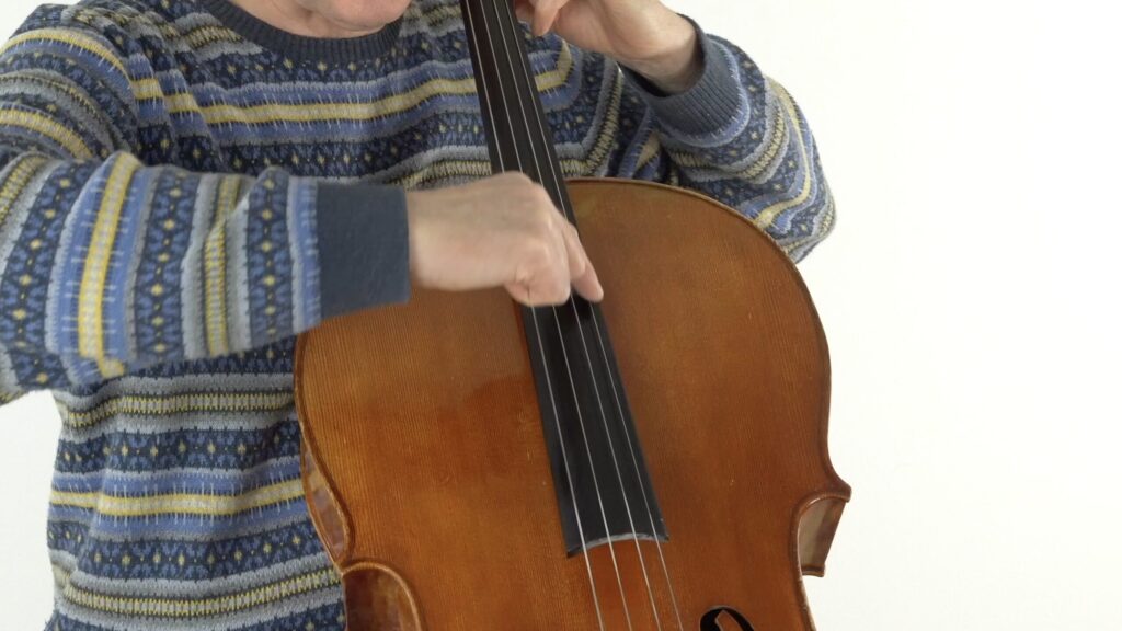 Pizzicato - Am Cello einen Akkord mit dem Zeigefinger durchschlagen
