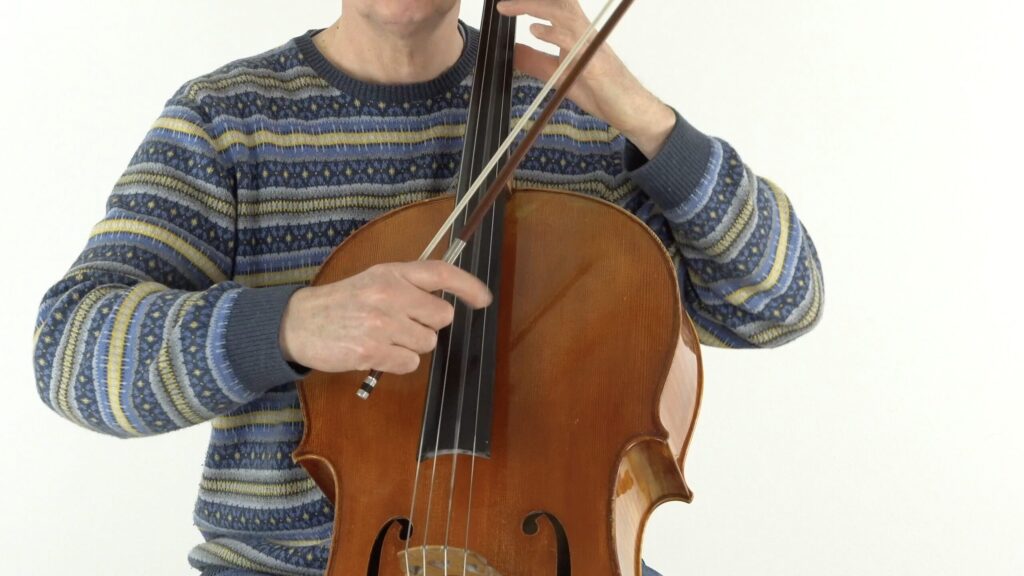 Pizzicato am Cello mit dem bogen in der Faust